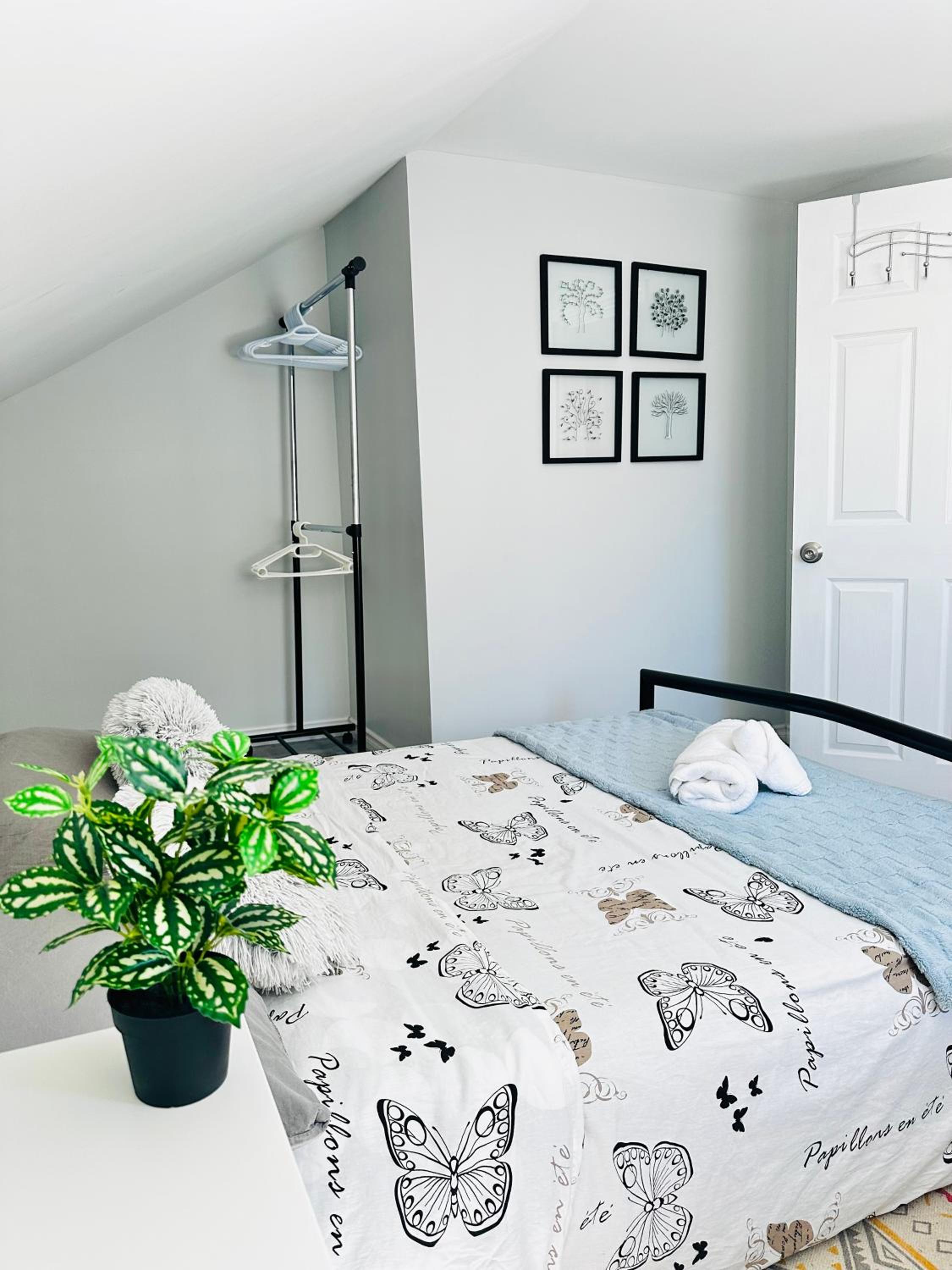 Cozy 2BR House Near Centre with Patio, BBQ, Backyard, and Netflix