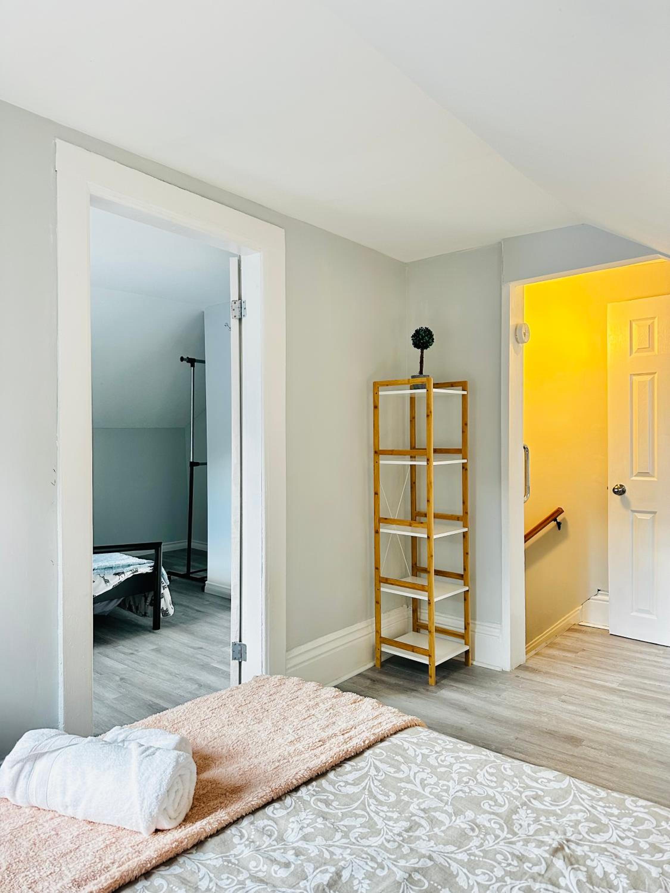 Cozy 2BR House Near Centre with Patio, BBQ, Backyard, and Netflix