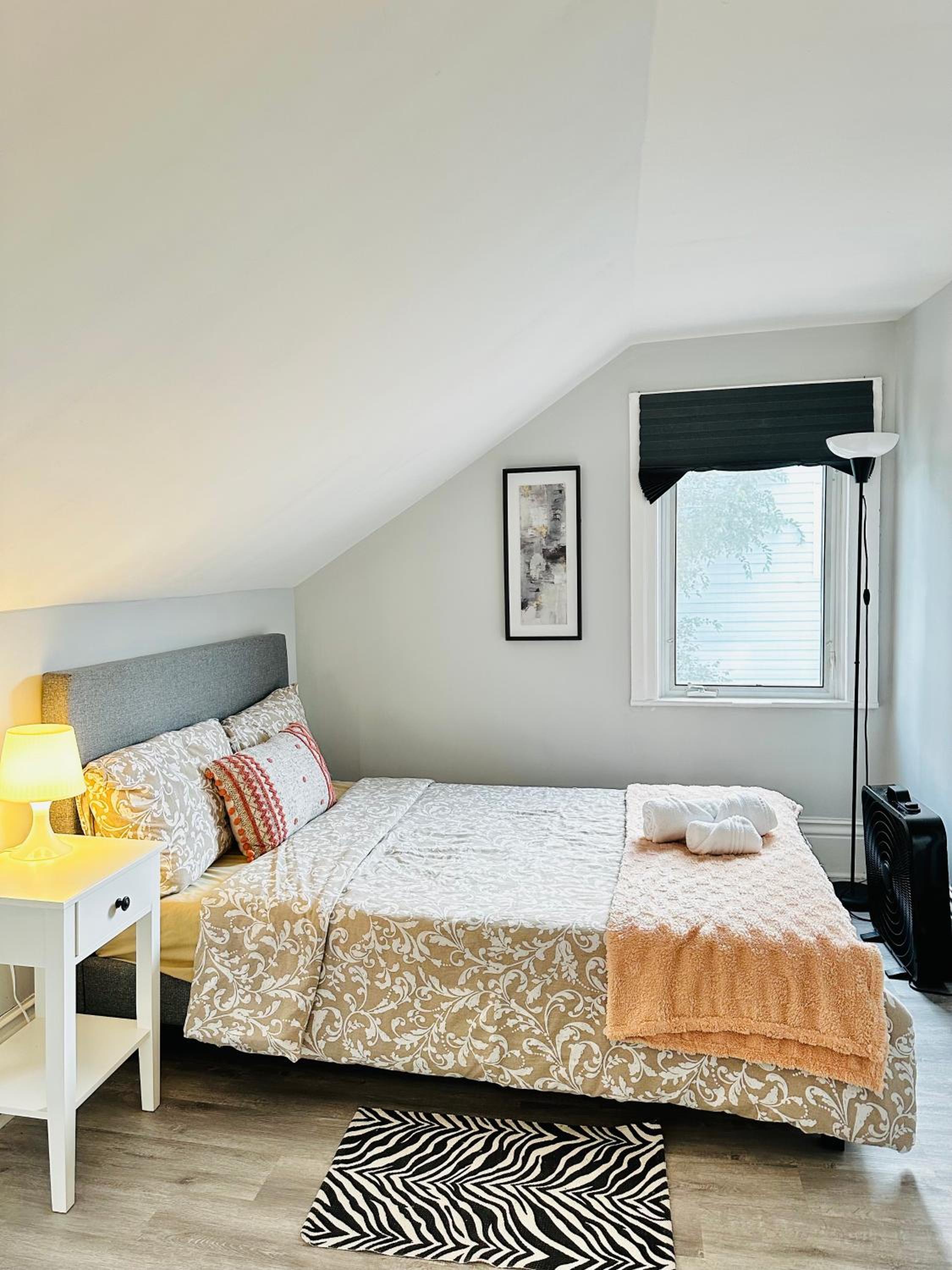 Cozy 2BR House Near Centre with Patio, BBQ, Backyard, and Netflix