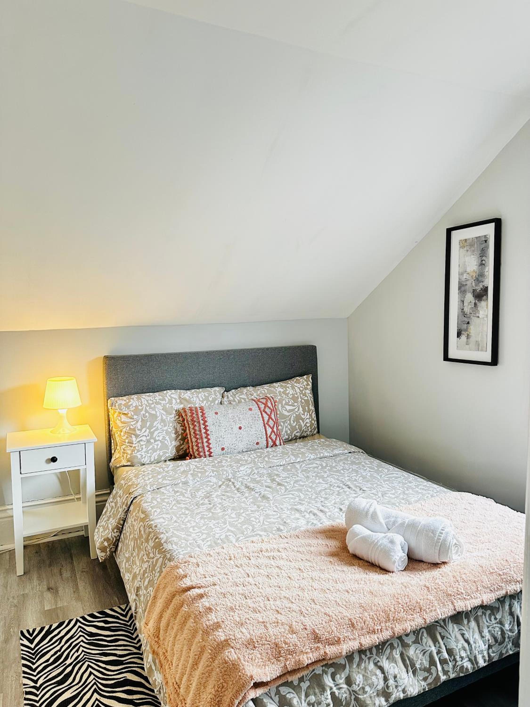 Cozy 2BR House Near Centre with Patio, BBQ, Backyard, and Netflix