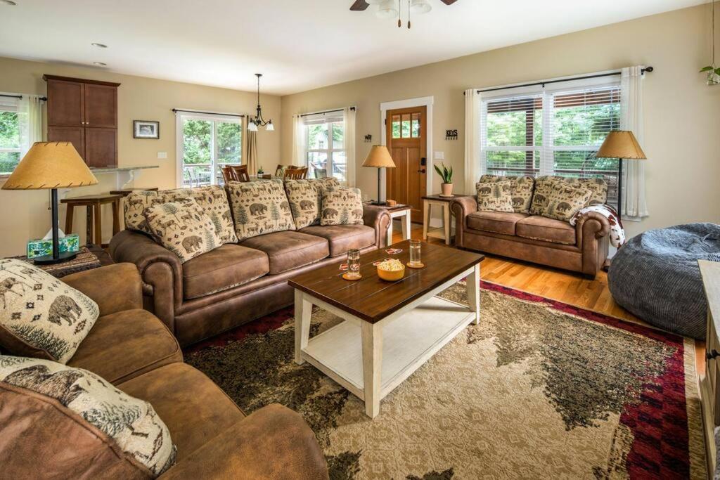 River Rock Cabin - Comfortable, Private Home with King Beds & Mountain Views view 4