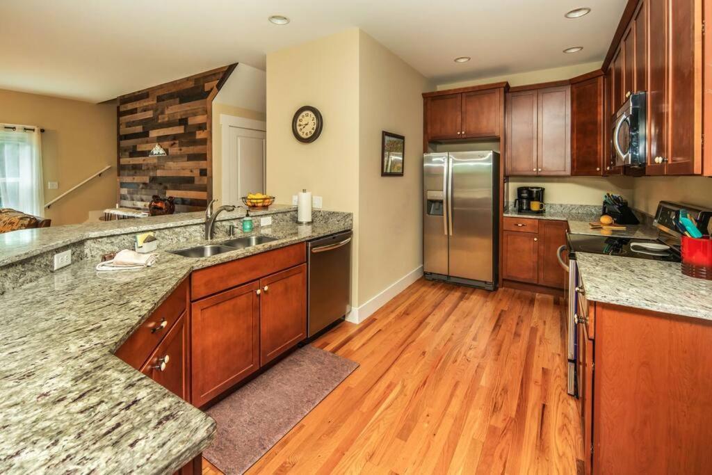 River Rock Cabin - Comfortable, Private Home with King Beds & Mountain Views view 5