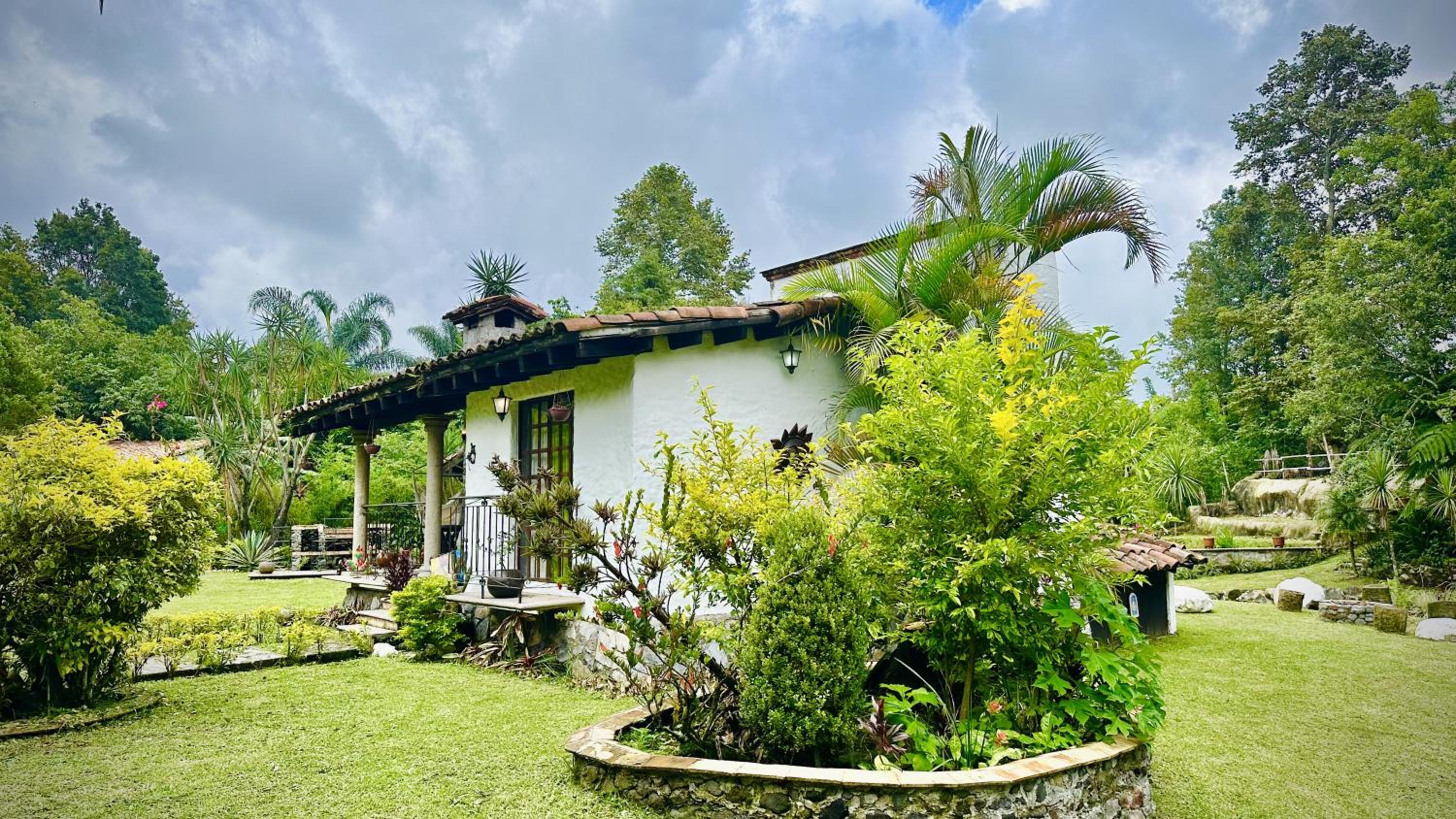 Cabaña con arroyo a orillas de Orizaba
