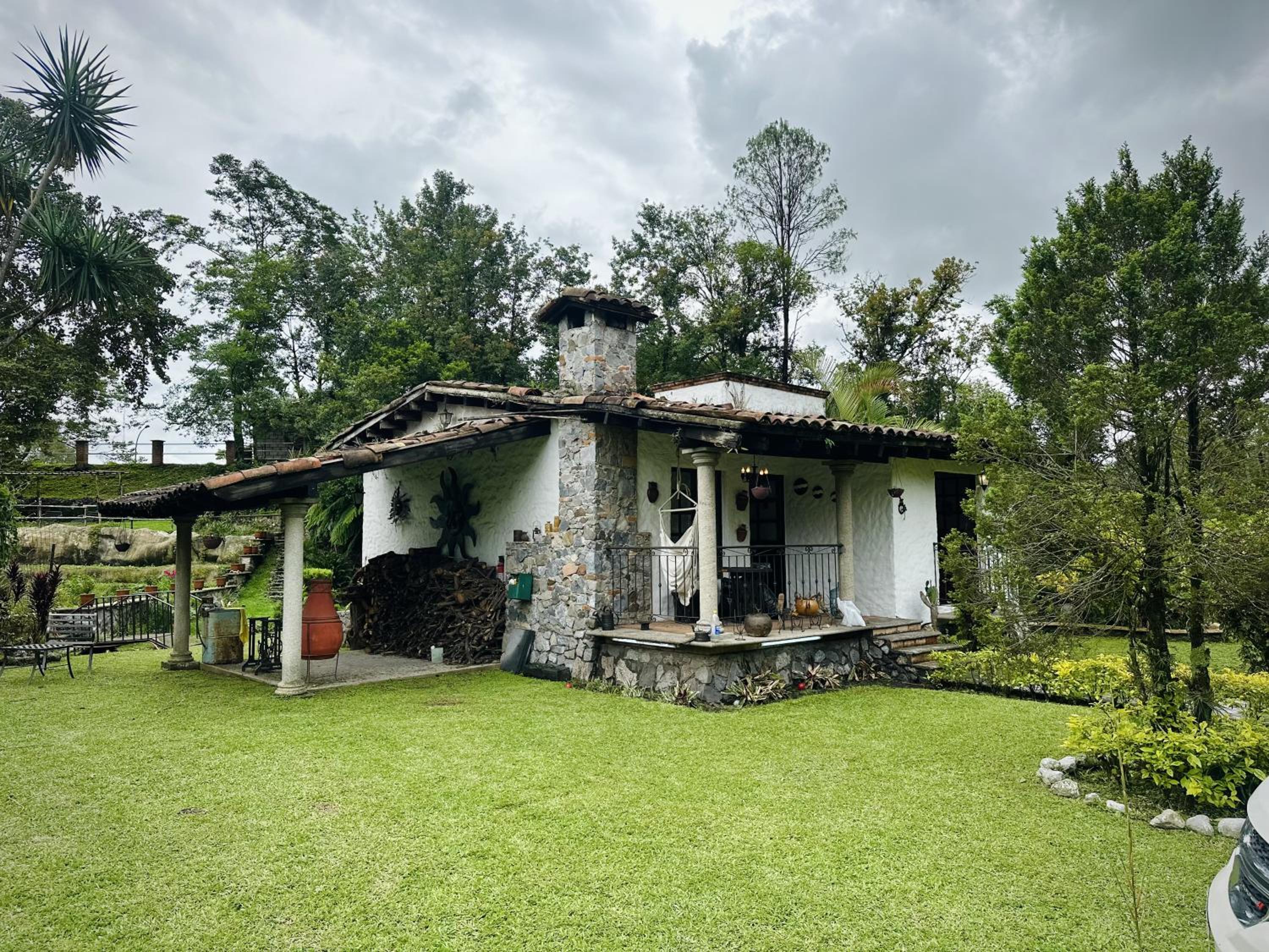 Cabaña con arroyo a orillas de Orizaba