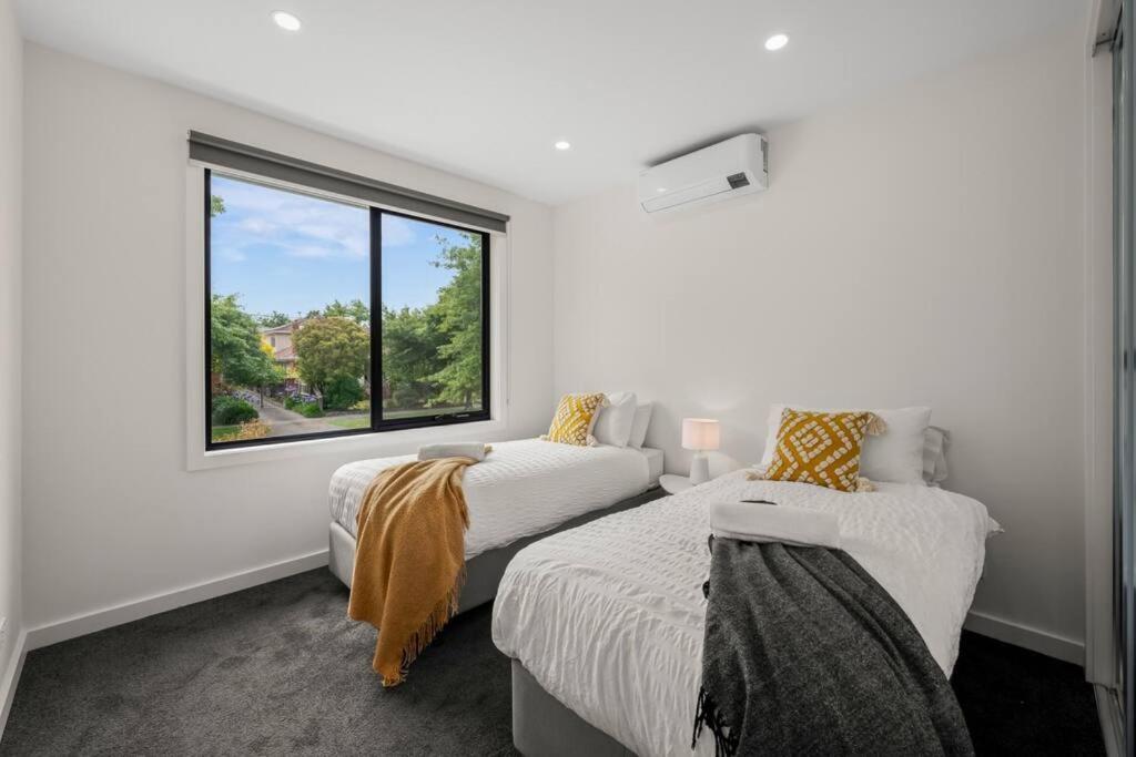 Box Hill Central Townhouse by Short & Long Stays