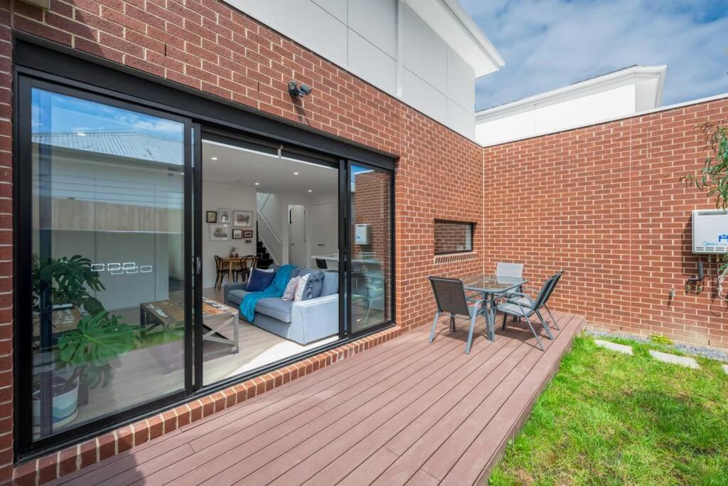 Box Hill Central Townhouse by Short & Long Stays