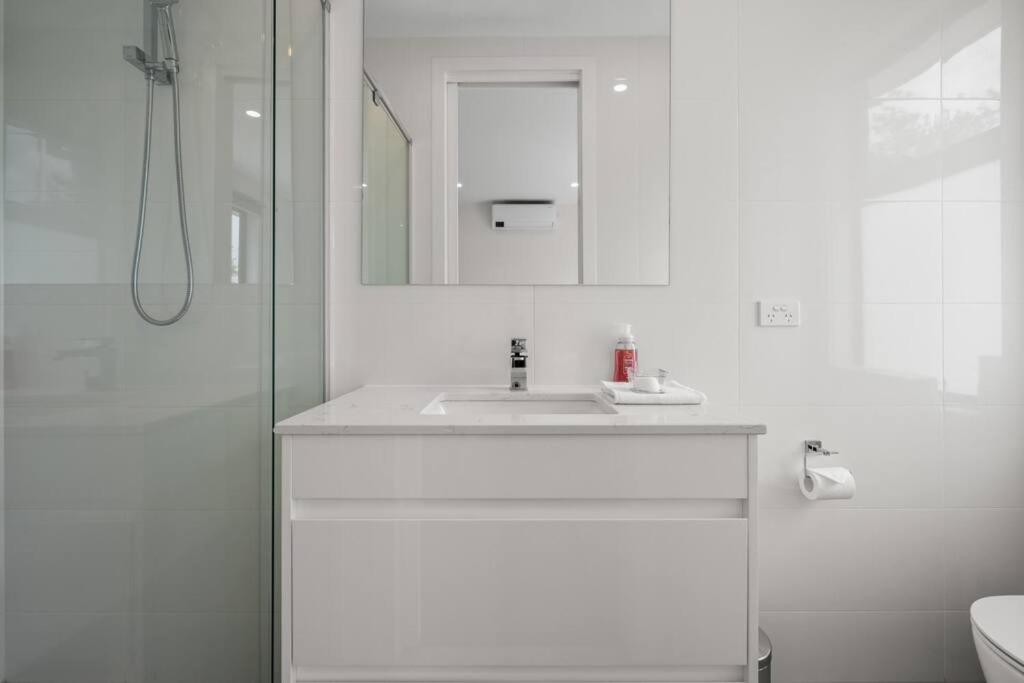 Box Hill Central Townhouse by Short & Long Stays
