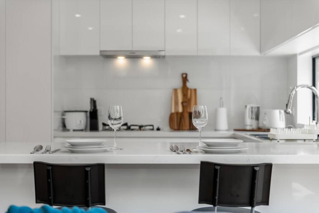 Box Hill Central Townhouse by Short & Long Stays