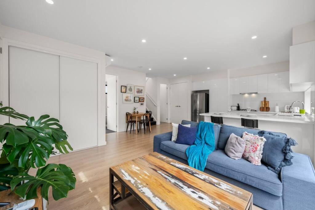 Box Hill Central Townhouse by Short & Long Stays