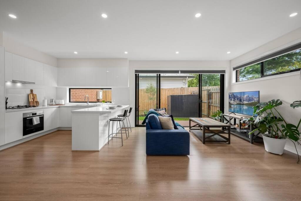 Box Hill Central Townhouse by Short & Long Stays