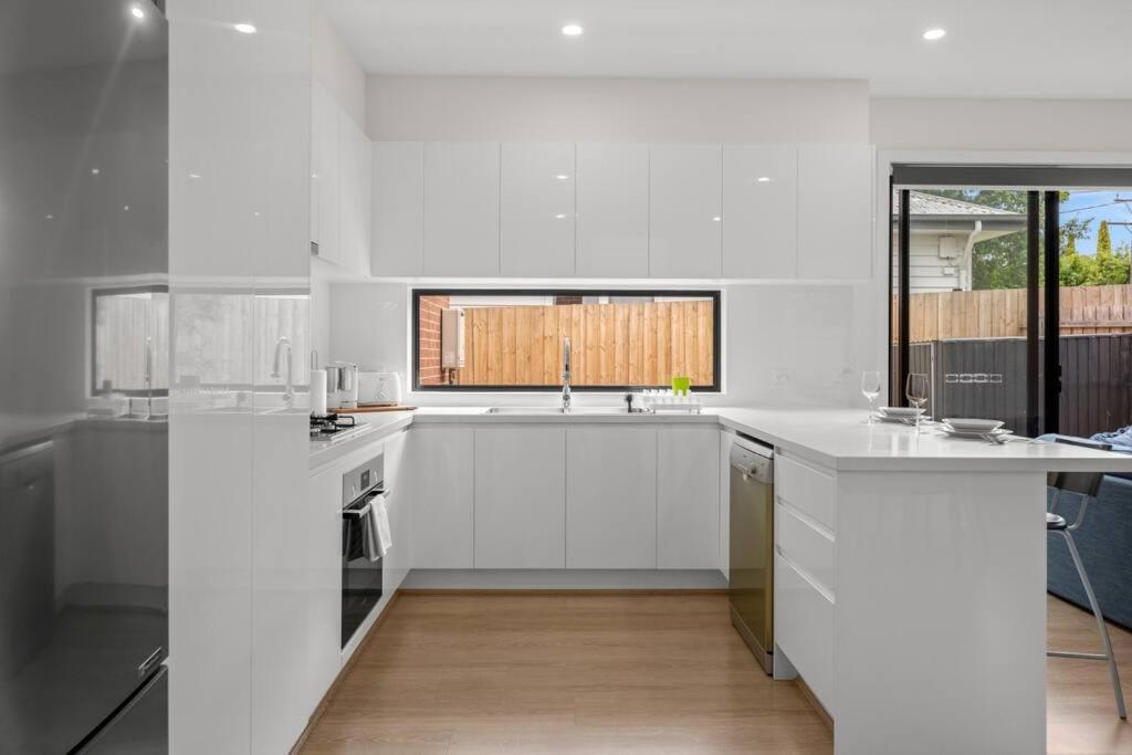 Box Hill Central Townhouse by Short & Long Stays