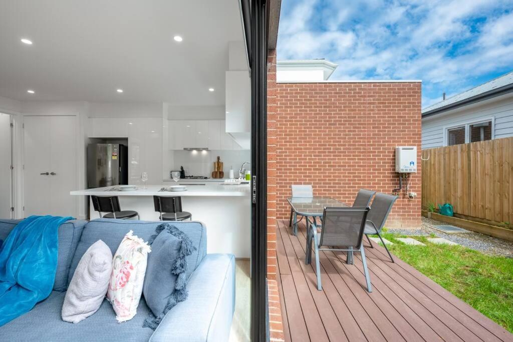 Box Hill Central Townhouse by Short & Long Stays