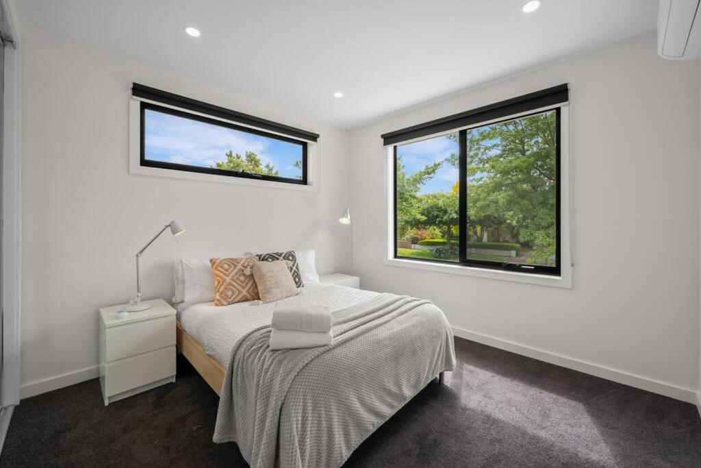 Box Hill Central Townhouse by Short & Long Stays