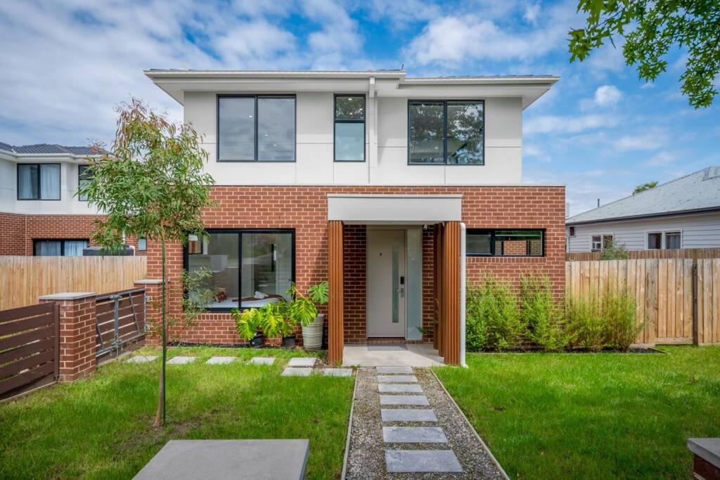 Box Hill Central Townhouse by Short & Long Stays