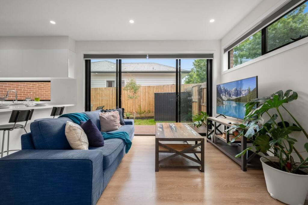Box Hill Central Townhouse by Short & Long Stays