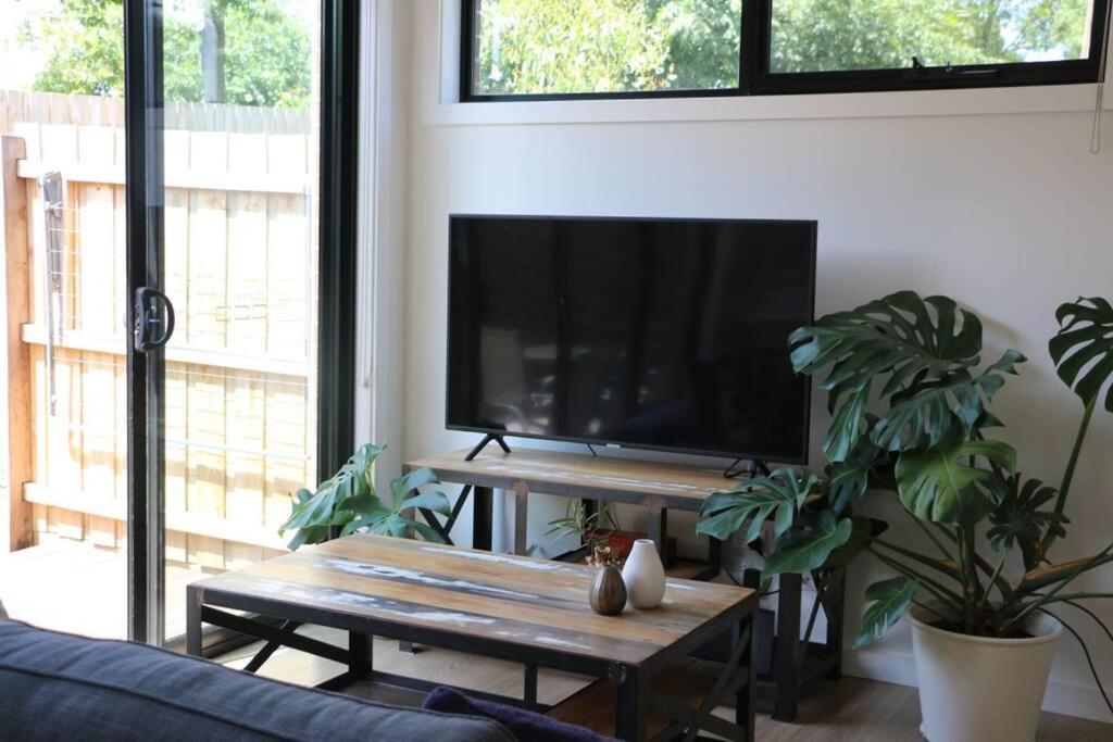 Box Hill Central Townhouse by Short & Long Stays