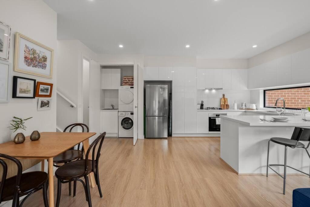 Box Hill Central Townhouse by Short & Long Stays