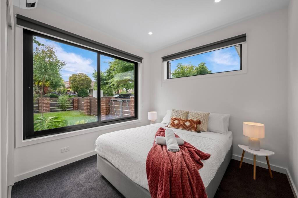 Box Hill Central Townhouse by Short & Long Stays