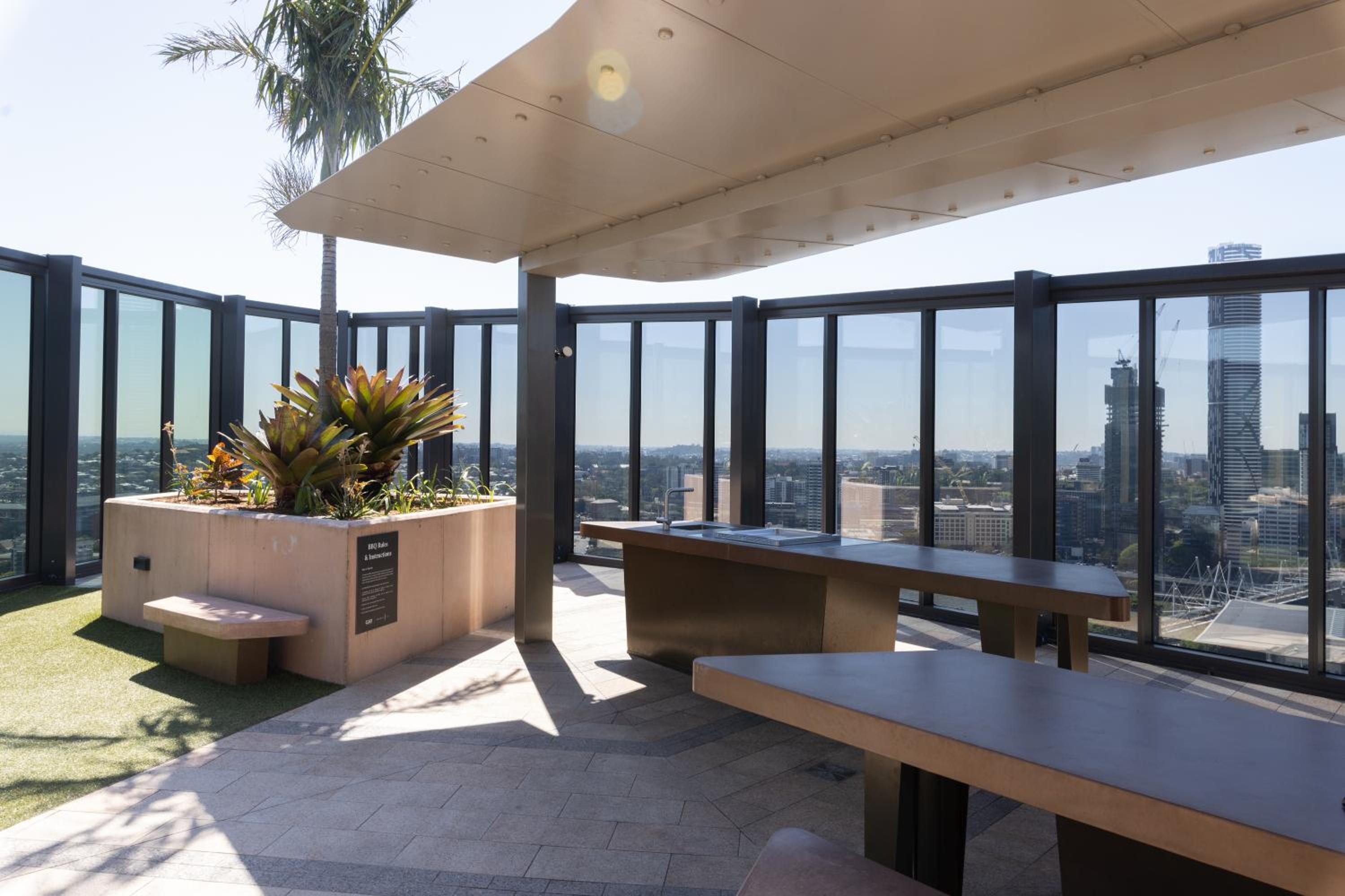 Spectacular views, king bd plus single bed & parking