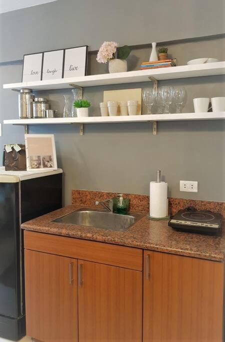 Pet-Friendly Chic Stay Near Acacia Estates & BGC view 3