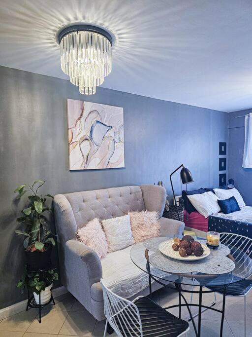 Pet-Friendly Chic Stay Near Acacia Estates & BGC view 4