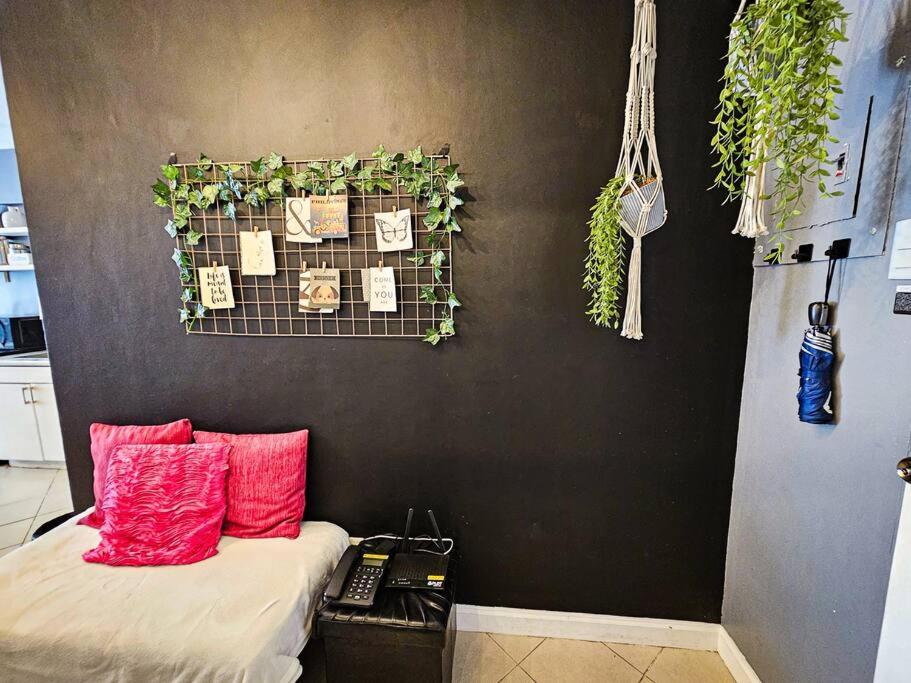 Pet-Friendly Chic Stay Near Acacia Estates & BGC view 5