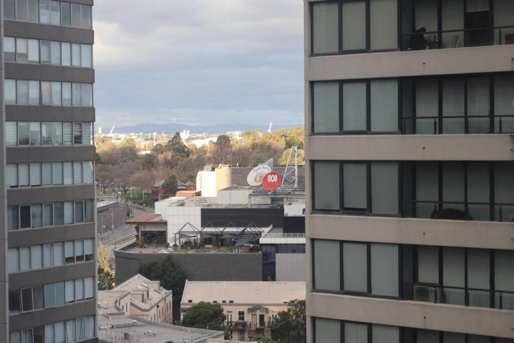 Entire 1 BR Southbank Apartment - Gym Pool Sauna 1 step to Crown Casino