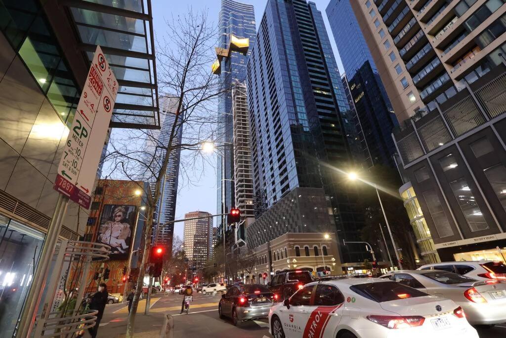 Entire 1 BR Southbank Apartment - Gym Pool Sauna 1 step to Crown Casino
