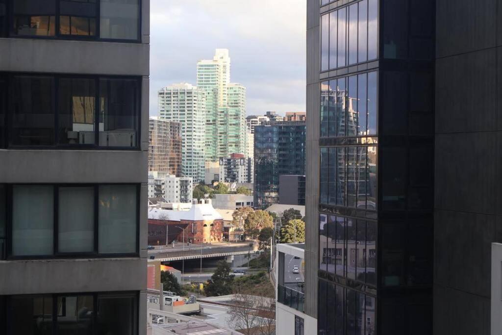 Entire 1 BR Southbank Apartment - Gym Pool Sauna 1 step to Crown Casino