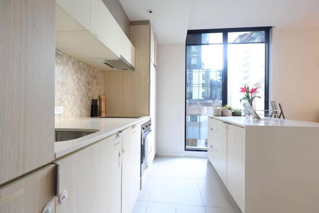 Entire 1 BR Southbank Apartment - Gym Pool Sauna 1 step to Crown Casino