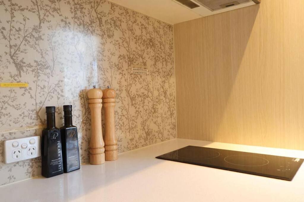 Entire 1 BR Southbank Apartment - Gym Pool Sauna 1 step to Crown Casino
