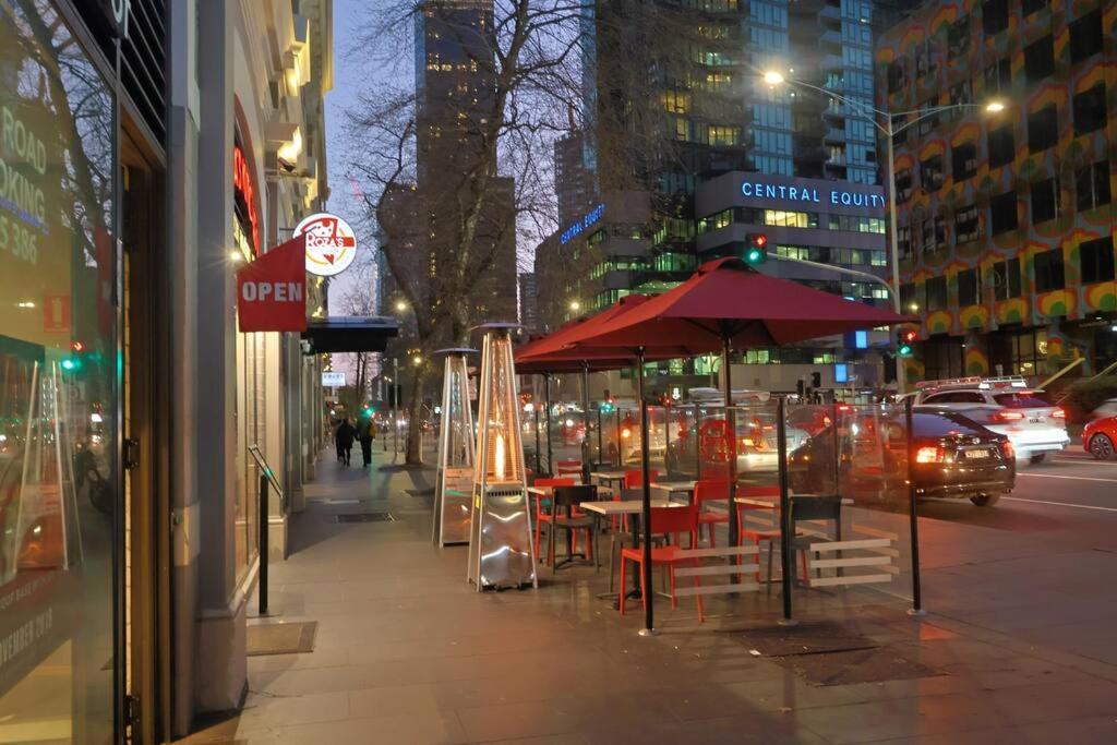 Entire 1 BR Southbank Apartment - Gym Pool Sauna 1 step to Crown Casino