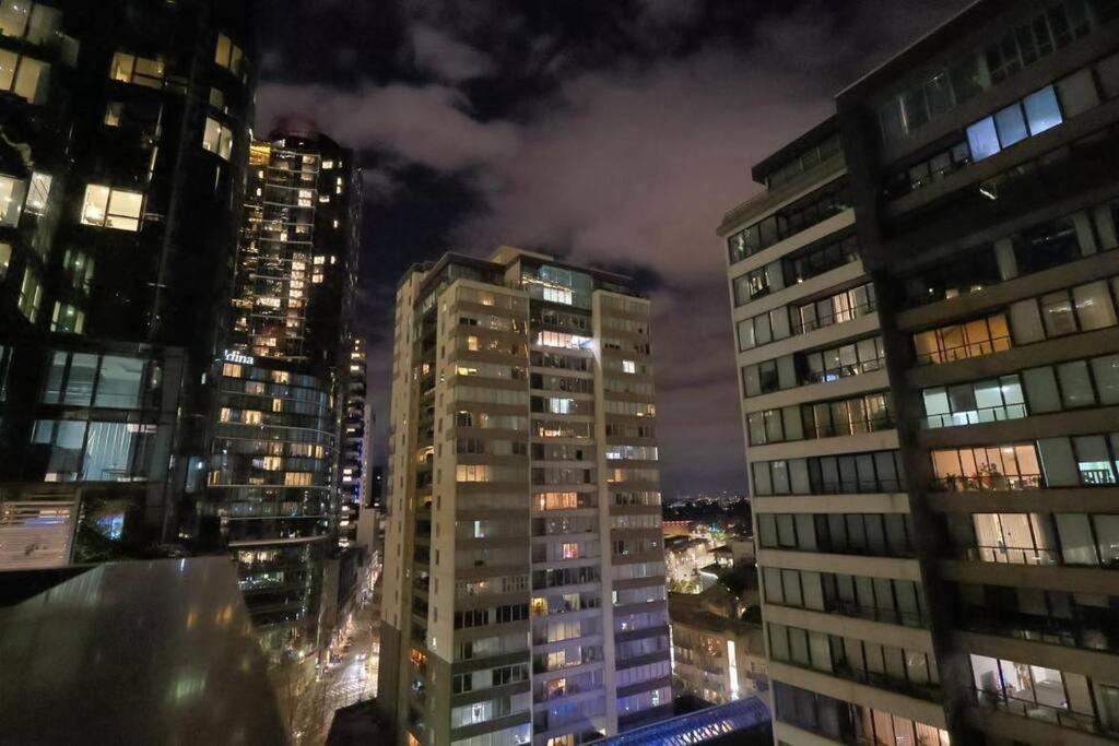 Entire 1 BR Southbank Apartment - Gym Pool Sauna 1 step to Crown Casino