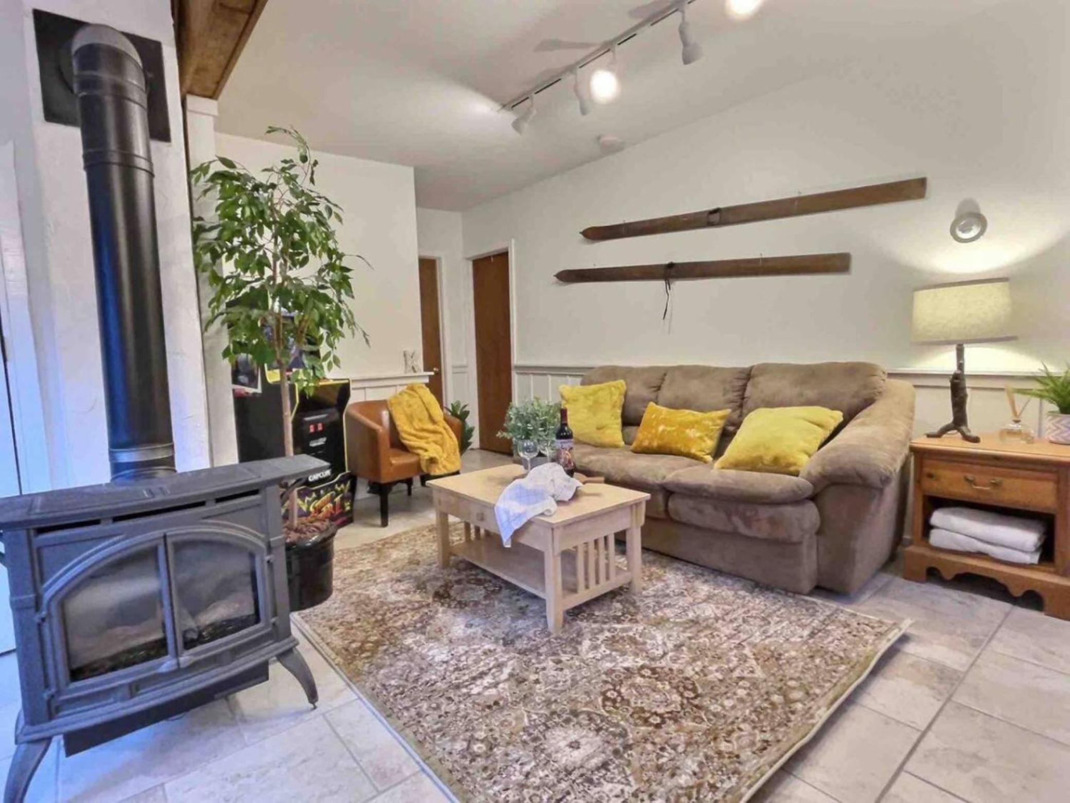 DancingBears- 8BR, 2 Hot Tubs, 2 Homes, Game Room, AC! view 4