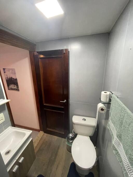 Cozy APT, Wi-Fi, AR, full kitchen, great location