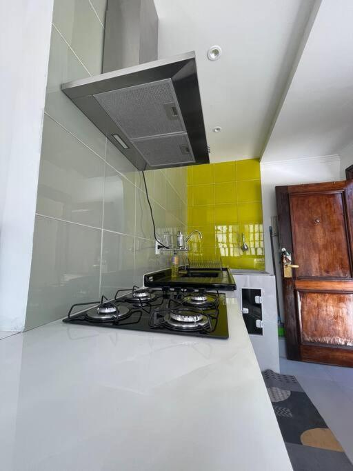 Cozy APT, Wi-Fi, AR, full kitchen, great location