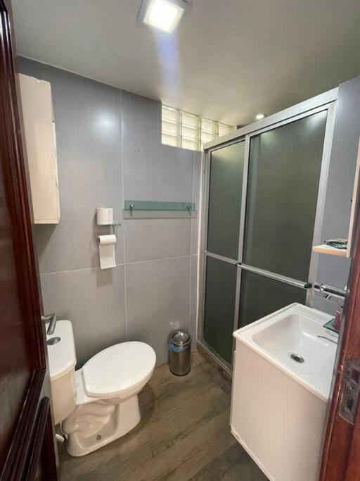 Cozy APT, Wi-Fi, AR, full kitchen, great location