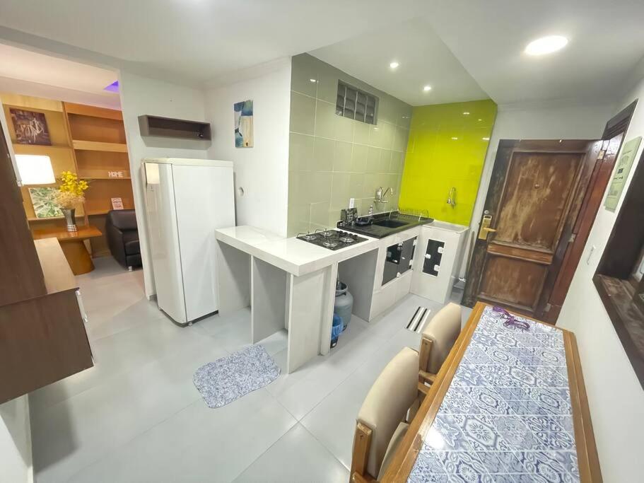 Cozy APT, Wi-Fi, AR, full kitchen, great location