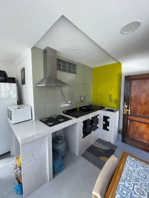 Cozy APT, Wi-Fi, AR, full kitchen, great location