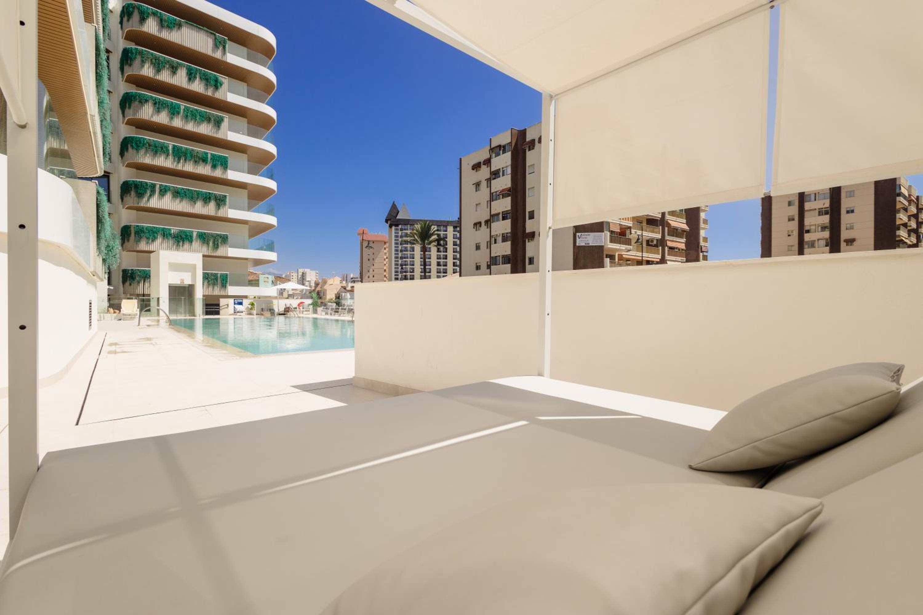Brand-new beachside apartment, with spacious terrace and exceptional amenities, in Fuengirola