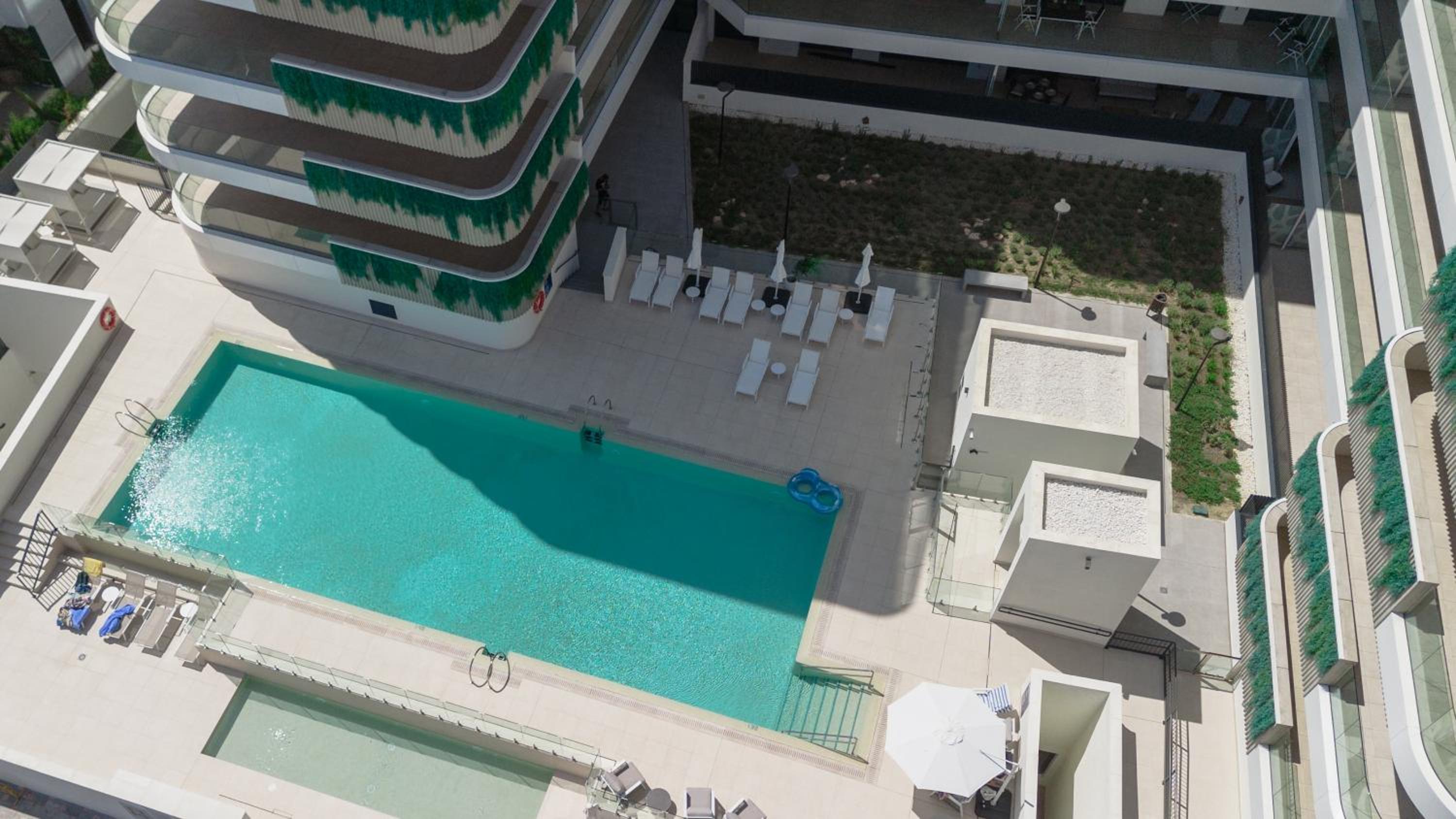 Brand-new beachside apartment, with spacious terrace and exceptional amenities, in Fuengirola