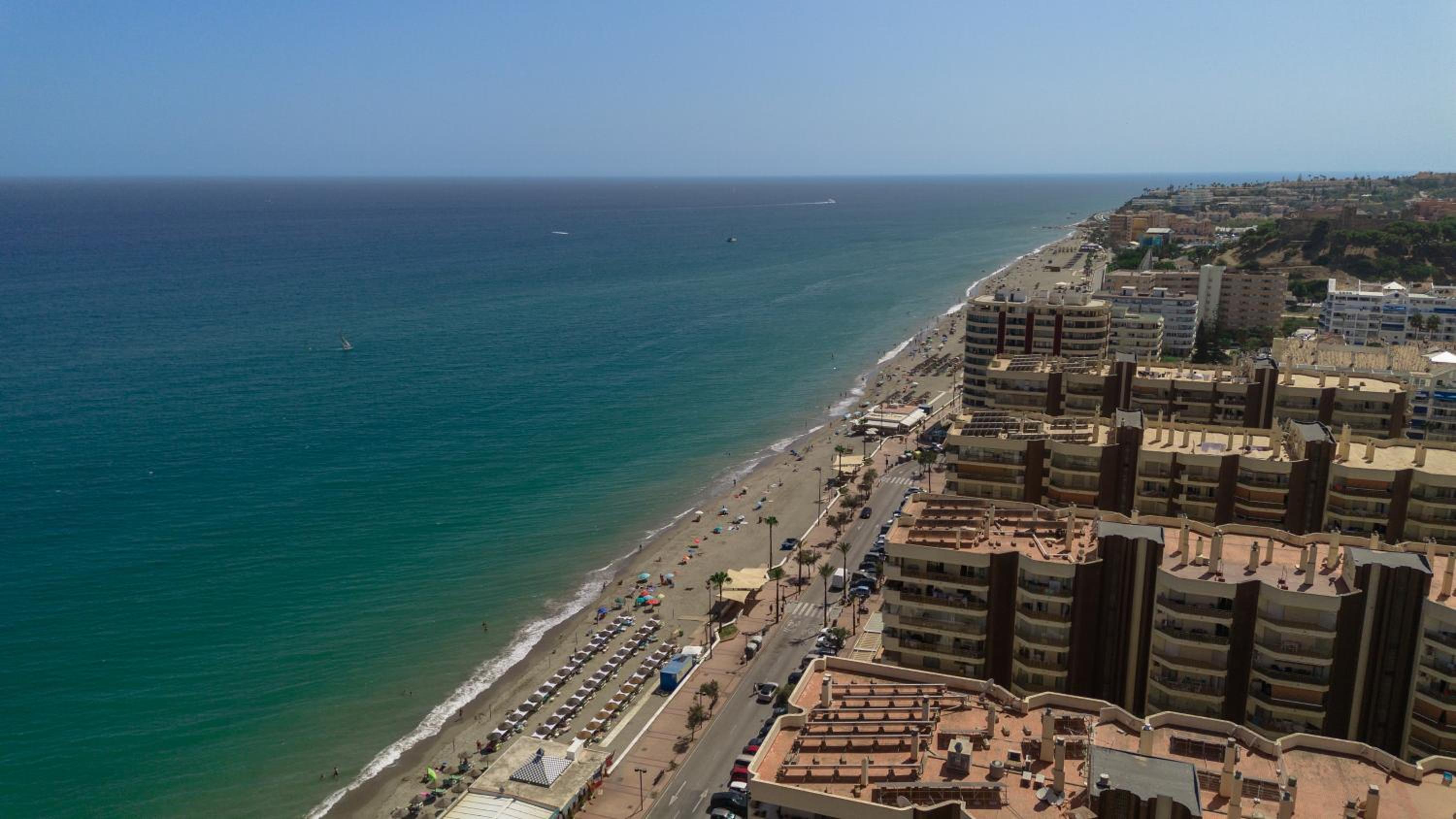 Brand-new beachside apartment, with spacious terrace and exceptional amenities, in Fuengirola
