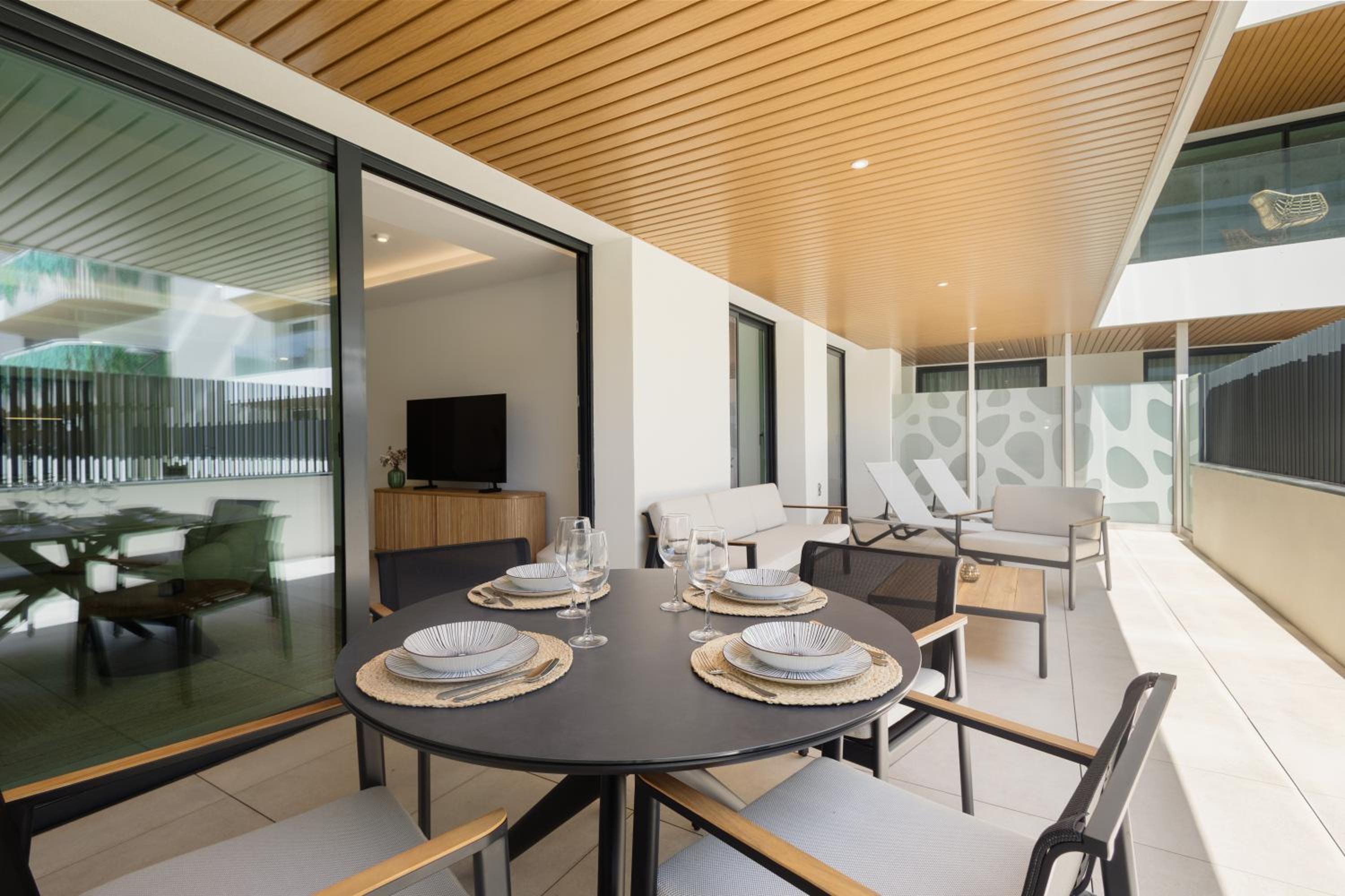 Brand-new beachside apartment, with spacious terrace and exceptional amenities, in Fuengirola