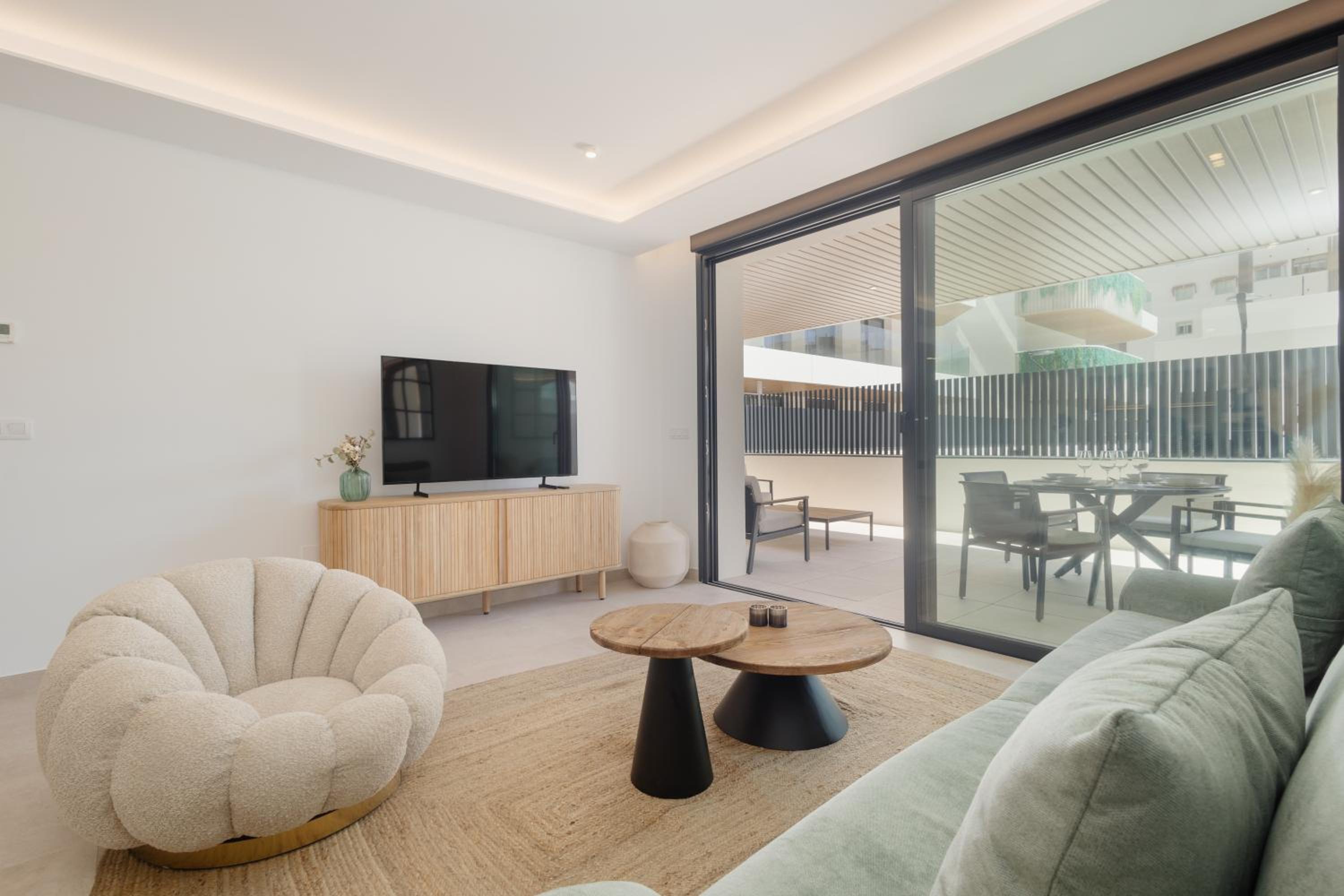 Brand-new beachside apartment, with spacious terrace and exceptional amenities, in Fuengirola