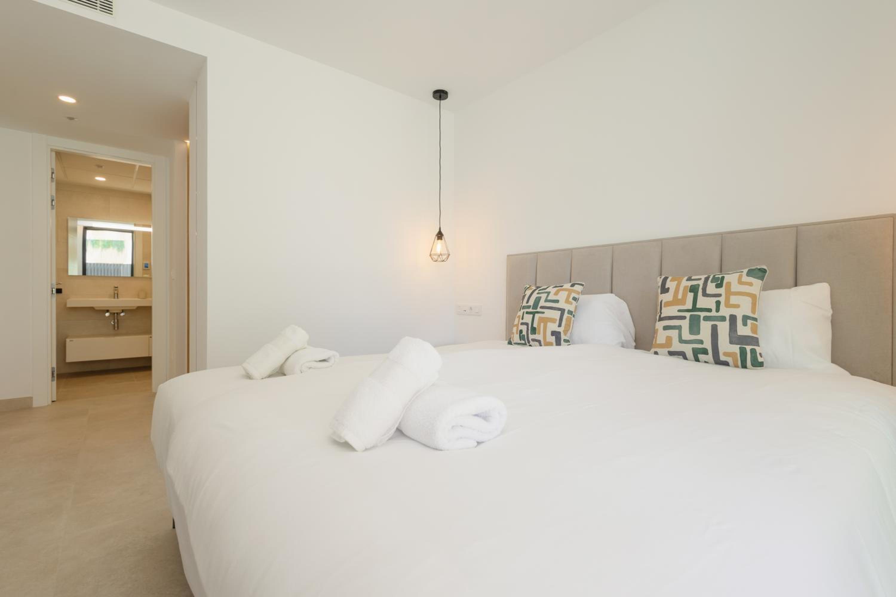 Brand-new beachside apartment, with spacious terrace and exceptional amenities, in Fuengirola