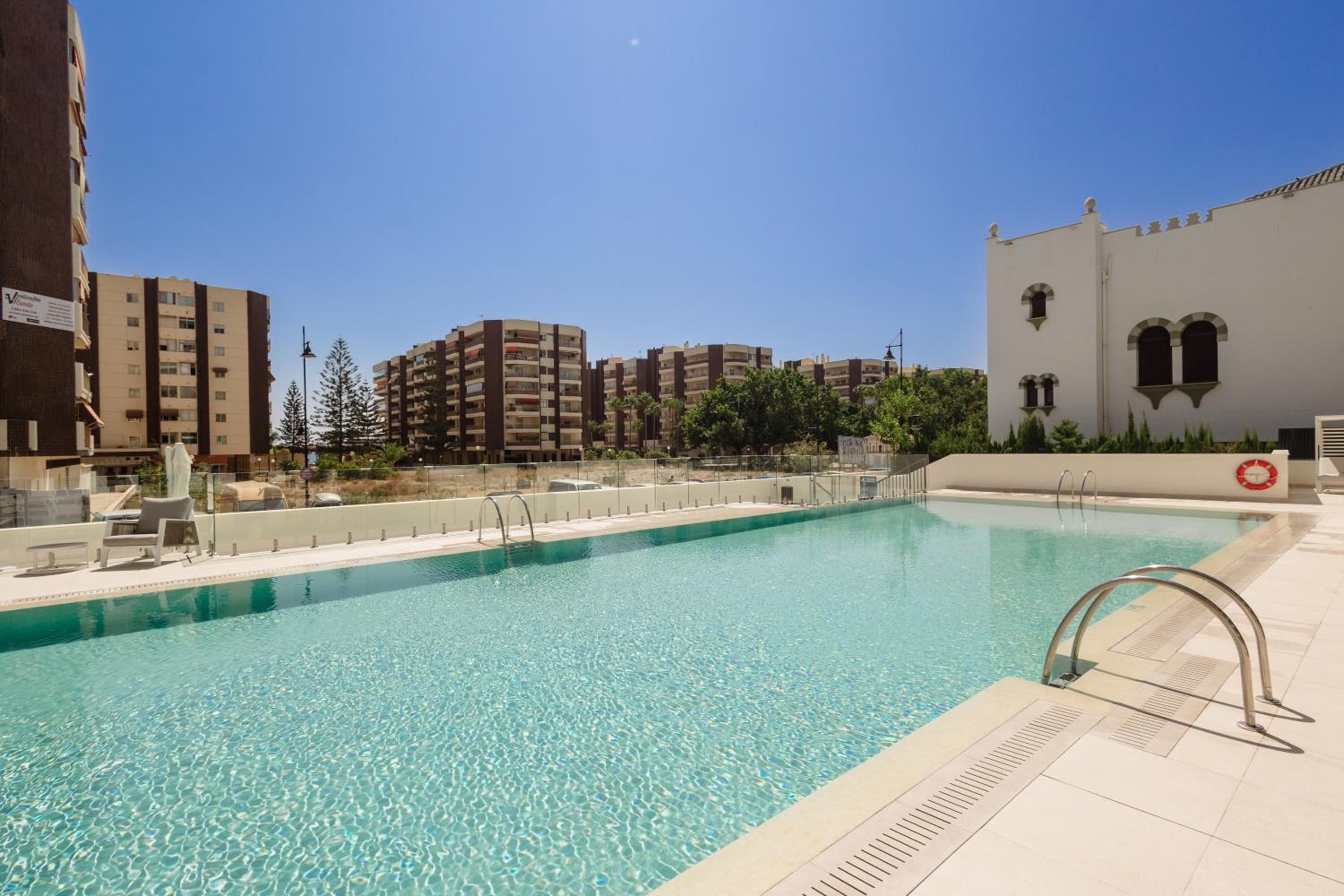 Brand-new beachside apartment, with spacious terrace and exceptional amenities, in Fuengirola