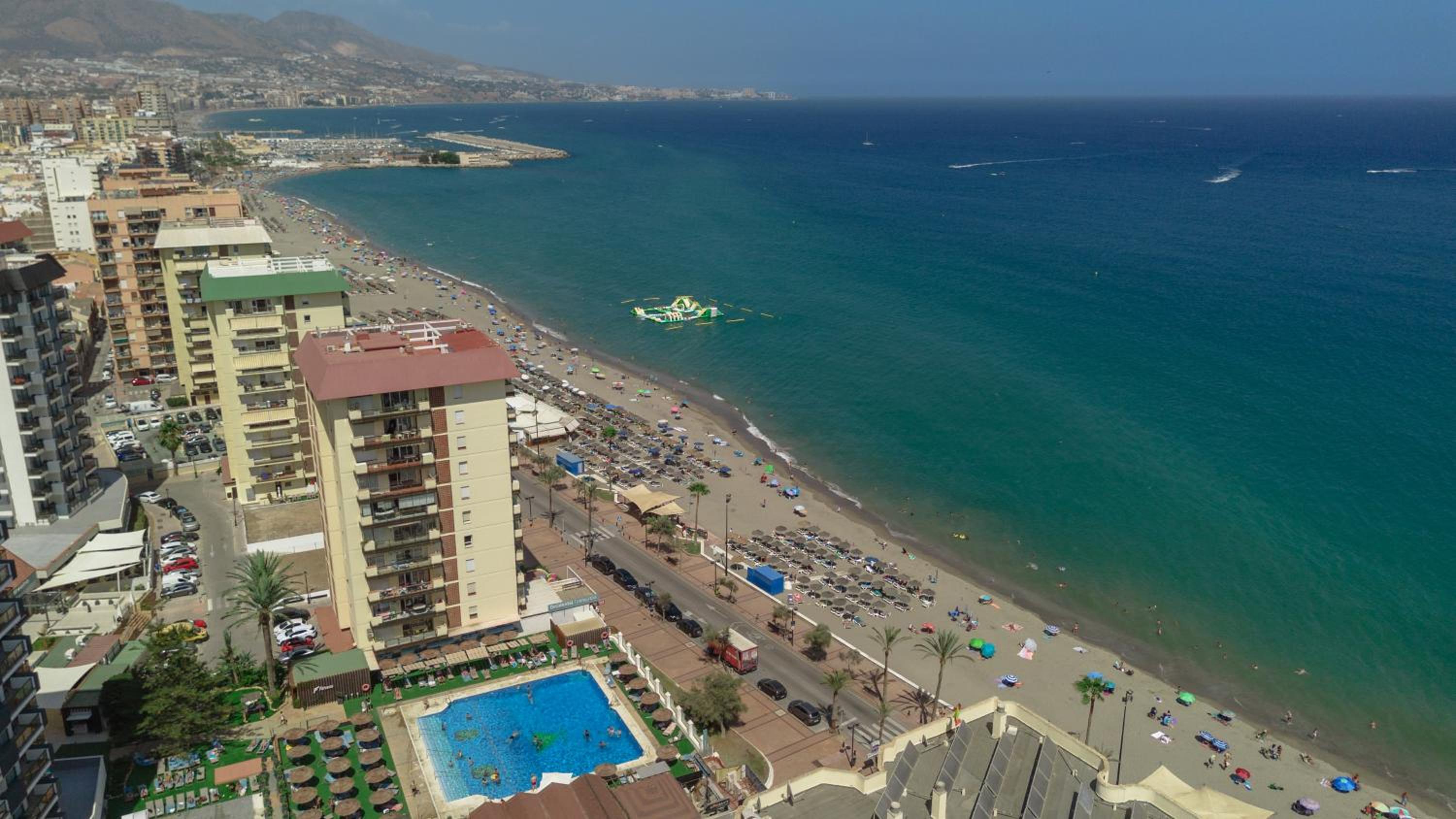 Brand-new beachside apartment, with spacious terrace and exceptional amenities, in Fuengirola