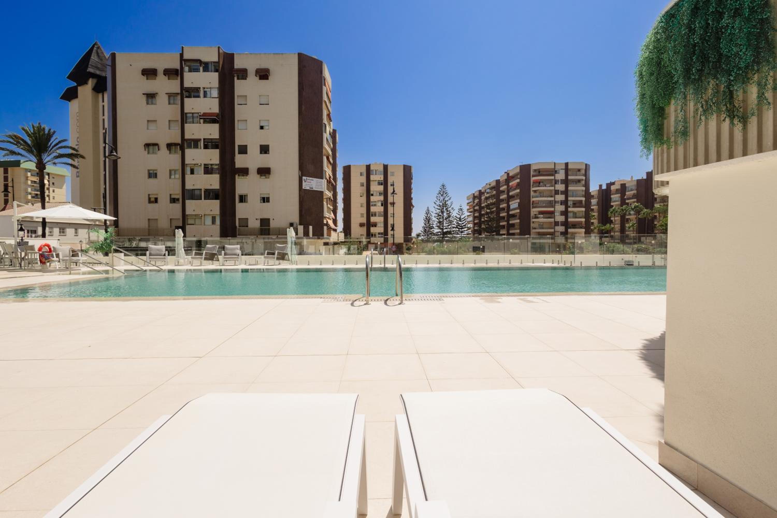 Brand-new beachside apartment, with spacious terrace and exceptional amenities, in Fuengirola