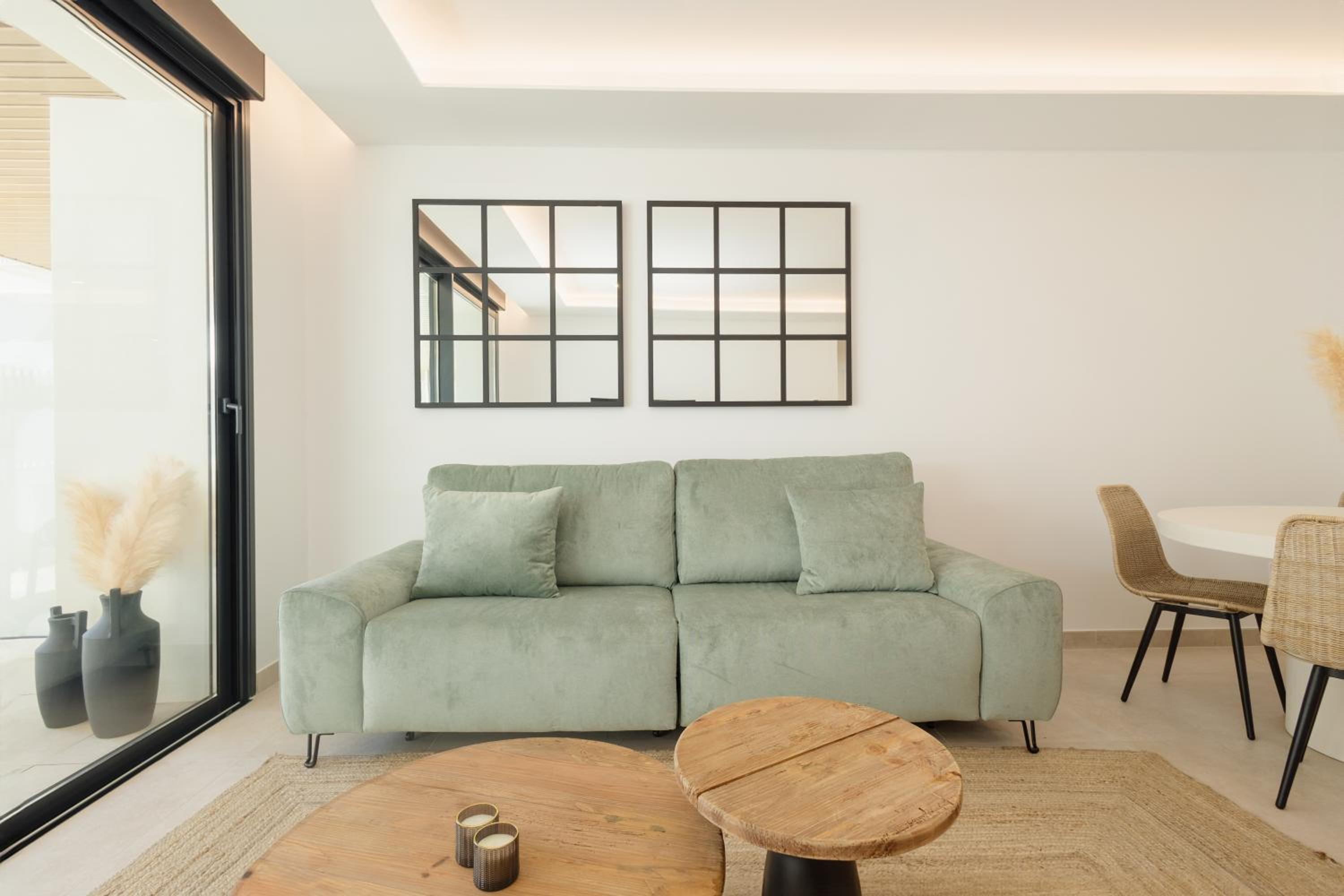 Brand-new beachside apartment, with spacious terrace and exceptional amenities, in Fuengirola