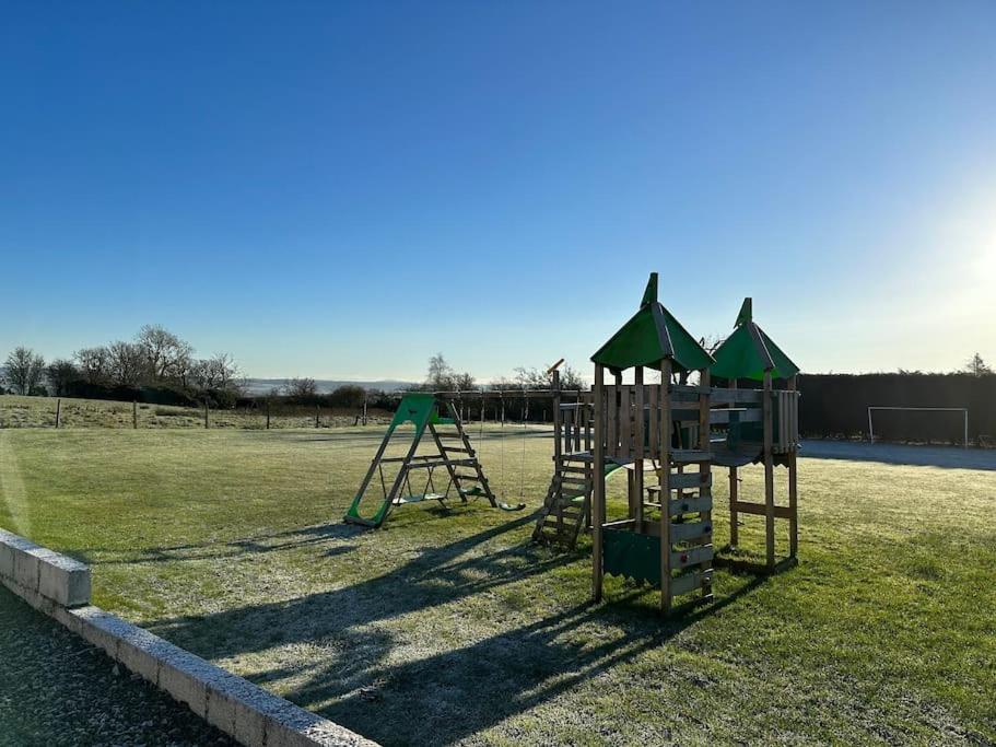 Hotel Bungalow With Hot Tub, Bbq Hut, Golf Net , Large Garden & Play Area